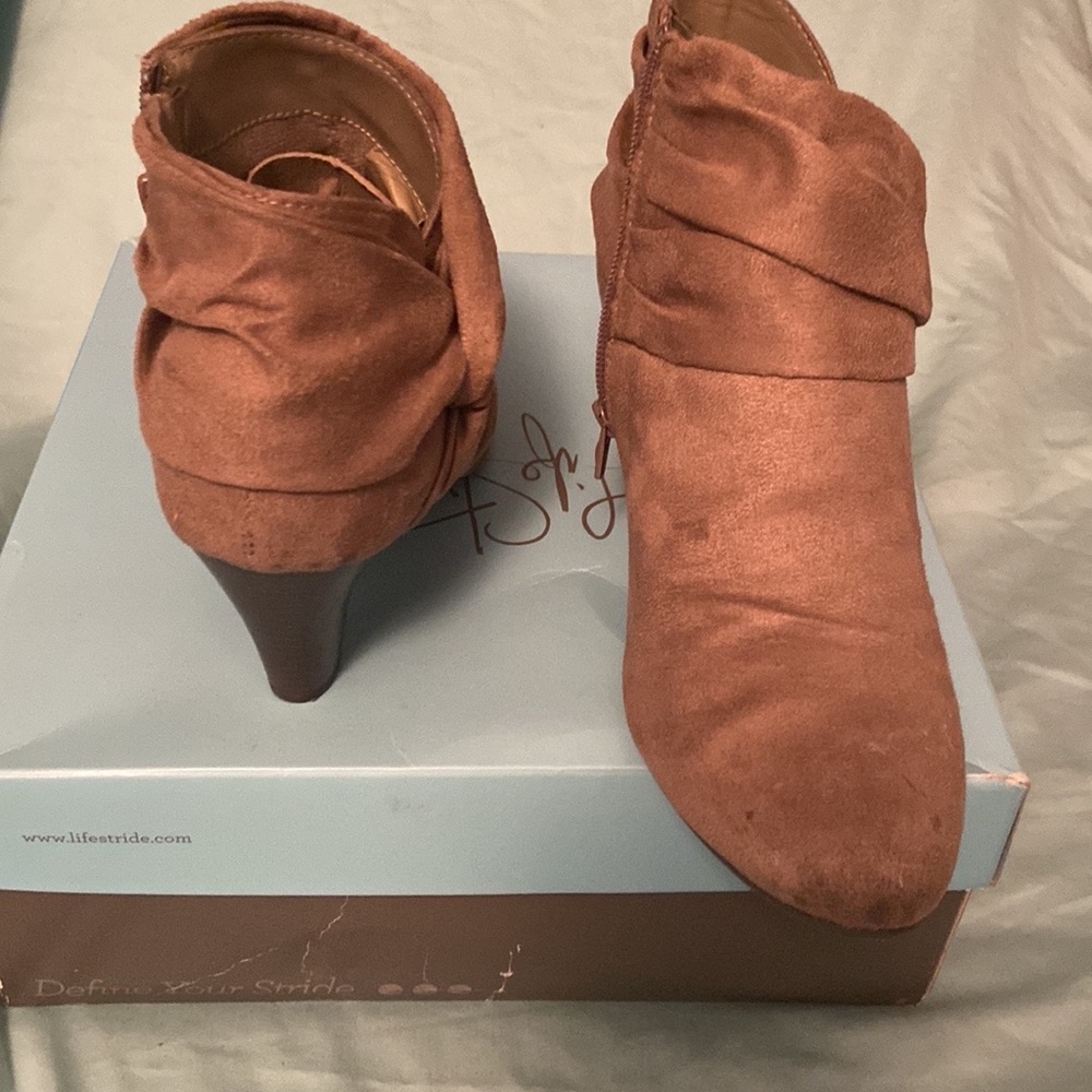 Lifestride Tan Suede heel ankle boot - Picture 4 of 4